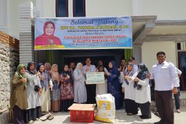 Anggota DPRD Sumbar Fraksi Gerindra Yunisra Syahiran salurkan bantuan ternak dan pakan