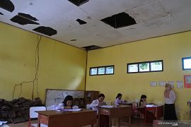 Siswa Belajar di Kelas Rusak di Situbondo