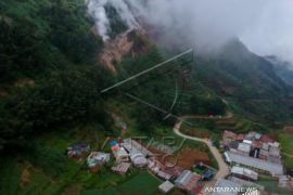 Keberadaan Permukiman Di Dekat Kawah Sipandu