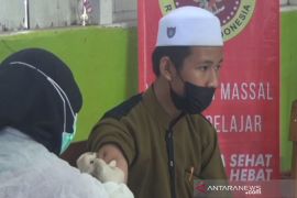 Santri tidak kapok ikut vaksinasi dan tetap antri dosis kedua