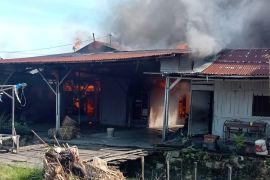 Rumah di Pekanbaru ludes terbakar, penghuni sempat terobos masuk