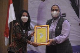 Perum Peruri terima penghargaan CSR dari Pemkab Karawang