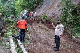 Longsor di perbatasan Langkat-Tanah Karo sudah bisa dilalui kembali