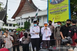 Warga sampaikan penolakan Permendikbud Ristek 30 pada DPRD Sumbar