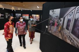 Pameran foto jurnalistik Rwa Bhineda