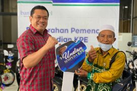 Paimin  terima sepeda motor dari undian Simpeda KPE Bank Kalsel
