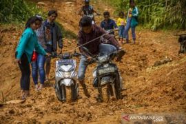 Satu Desa Terancam Terisolir Akibat Tanah Longsor