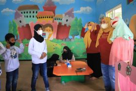 Kegiatan mendongeng dipopulerkan kembali di perkampungan Kota Surabaya