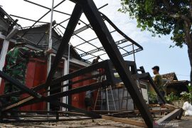 Lima luka-luka dan belasan rumah di Lombok Tengah diterjang angin puting beliung