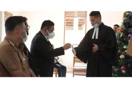 Bupati Dairi Dr Eddy Keleng Ate Berutu berikan kado Natal untuk lansia