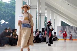 IFC rayakan hari jadi ke-6 dengan gelaran fashion show 100 desainer