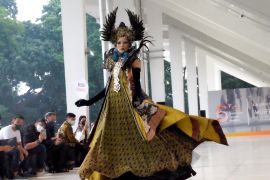 IFC rayakan hari jadi ke-6 melalui gelaran fashion show 100 desainer