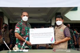 PLN bagikan 97 set tabung listrik di Sarmi dan Jayapura