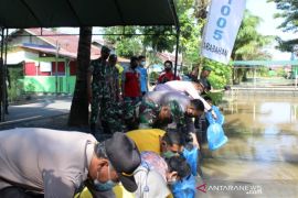 Kodim 1005 Batola tebar 5.000 bibit ikan patin