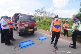 Polda Kalsel tindak 155 truk  bermuatan melebihi tonase