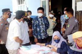 Bupati Barito Utara tinjau vaksinasi di Puskesmas Lemo