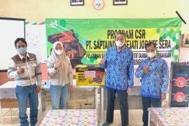 Tunjang kegiatan belajar, Sis Sera serahkan peralatan mekanik ke SMKN 1 Paringin