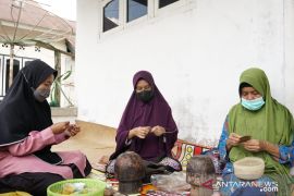 Suriadi gandeng pengrajin resam Desa Dendang pasarkan kopiah resam