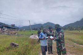 TNI bagikan masker cegah COVID-19 warga pedalaman Jila Mimika Papua