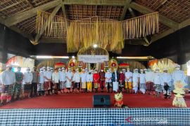 Pengukuhan Bendesa Adat Sukawati disaksikan Gubernur Koster