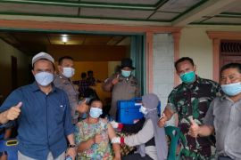 Semangat vaksin warga Muara Ampolu Tapsel membanjir di tengah suasana banjir