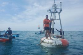 Tim SAR Gunung Kidul mengevakuasi EWS tsunami di tiga mil garis pantai