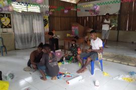 Aparat TNI bantu  hiasi dekorasi Natal pemuda gereja GBI Filadelfia