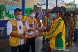 Lions Club Medan Thamrin bagikan 300 paket natal