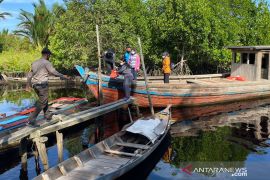 Tim vaksinator di Meranti gunakan sampan susuri desa Suku Akit