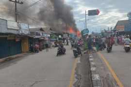 Belasan kios di Padang hangus terbakar Minggu sore