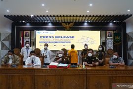 Tersangka pengemplang pajak Rp15 miliar diserahkan ke Kejari Pekanbaru