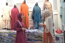 Lelang koleksi baju eksklusif meriahkan HUT Ke-11 Mayra Indonesia