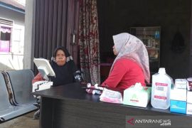 Dinkes Pasbar buka dua posko pelayanan kesehatan di lokasi banjir Ranah Batahan