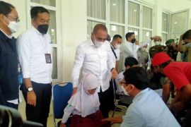 PT Angkasa Pura II serahkan bantuan kaki palsu dan kacamata baca ke Pemprovsu