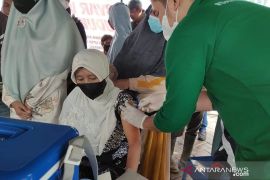 Pedagang dan pembeli di pasar menjadi sasaran percepatan vaksinasi di HST