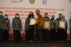 BKKBN kukuhkan istri wali kota/bupati se-Jatim sebagai Bunda Genre