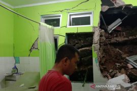 Layanan di puskesmas yang roboh di Garut tetap berjalan