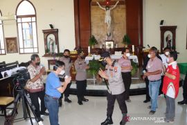 Personel TNI-Polri cek keamanan dan prokes gereja di Jember jelang Natal
