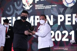 Laoly receives Leader of Development Change Award