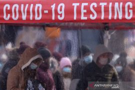 Kasus COVID naik terus , AS pangkas masa isolasi nakes