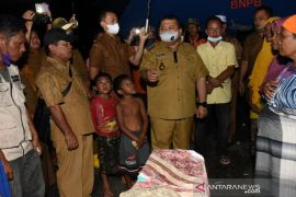 Ditengah banjir, Bupati Tapsel temui rakyatnya di malam hari