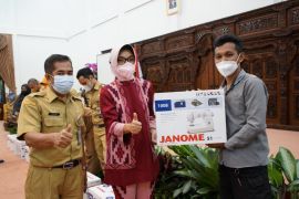 Dekranasda Pontianak salurkan 10 mesin jahit portabel untuk latih masyarakat