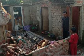 Rumah di Sukabumi ambruk diterjang angin kencang dan hujan deras