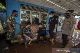 Vaksinasi COVID-19 Di Tengah Banjir