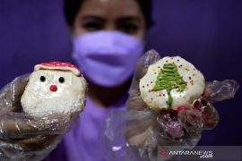 Kreasi donat bertema Natal
