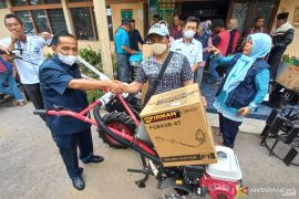 Legislator Sumbar serahkan Alsintan senilai Rp5 Miliar di Agam