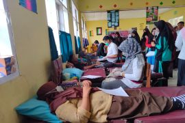 Siswa Pondok Pesantren M Natsir Alahan Panjang adakan donor darah