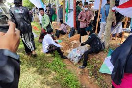 Komunitas NU "backpacker" bersihkan sampah setelah pembukaan muktamar