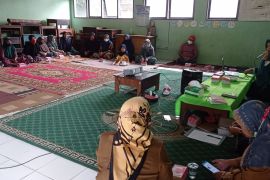 Kilau parenting untuk generasi emas