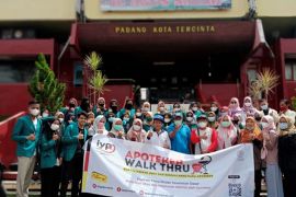 Kegiatan Apoteker Walk Thru edukasi masyarakat soal obat dan makanan